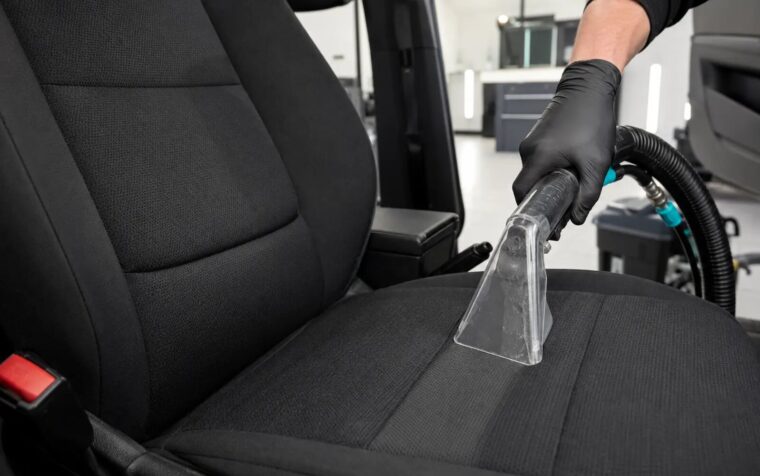 Professionelle Autopolsterreinigung eines Stoffsitzes bei Gloossy in Frankfurt