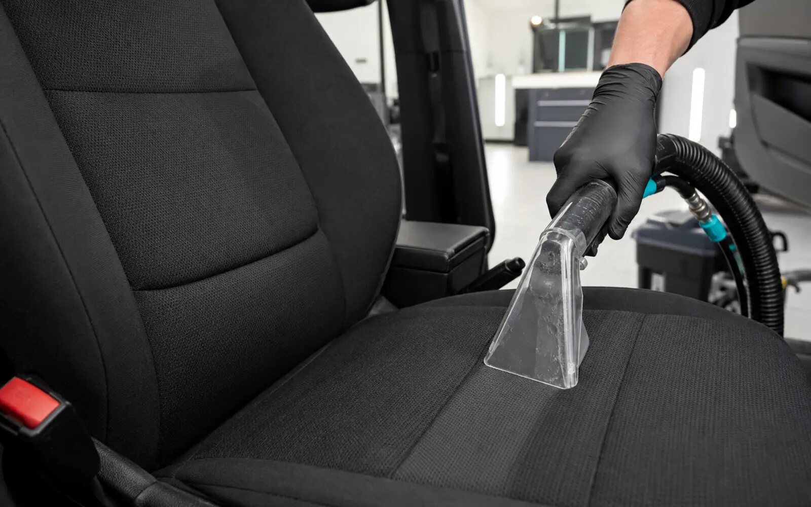 Professionelle Autopolsterreinigung eines Stoffsitzes bei Gloossy in Frankfurt